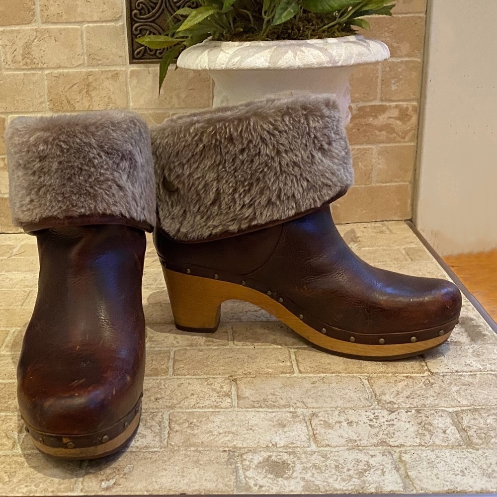 UGG Lynnea Sheepskin Studded Clog Boots Size 9M, Chestnut